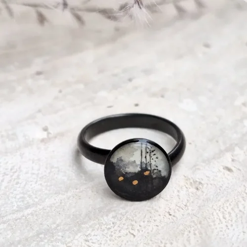 Czarna akwarela pierscionek