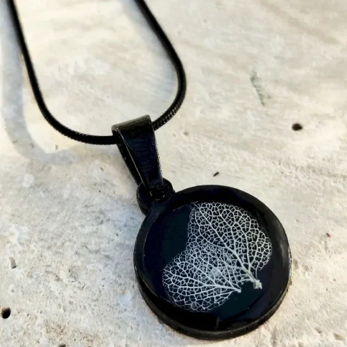 Płatek hortensji naszyjnik